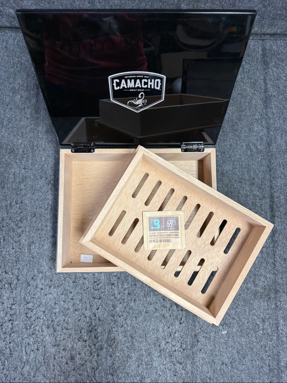 Camacho Black Gloss Finish Cigar Box - Picture 6 of 14